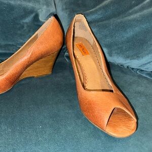 MIZ MOOZ Women’s Wedge Heels Sandals Size 7 yet 6.5 Fit Leather Upper - Tan